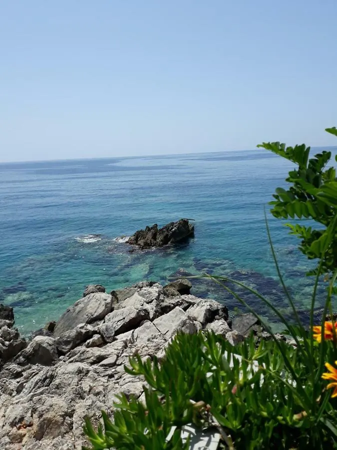 Beleris Rooms Himare 0*,  Albanië